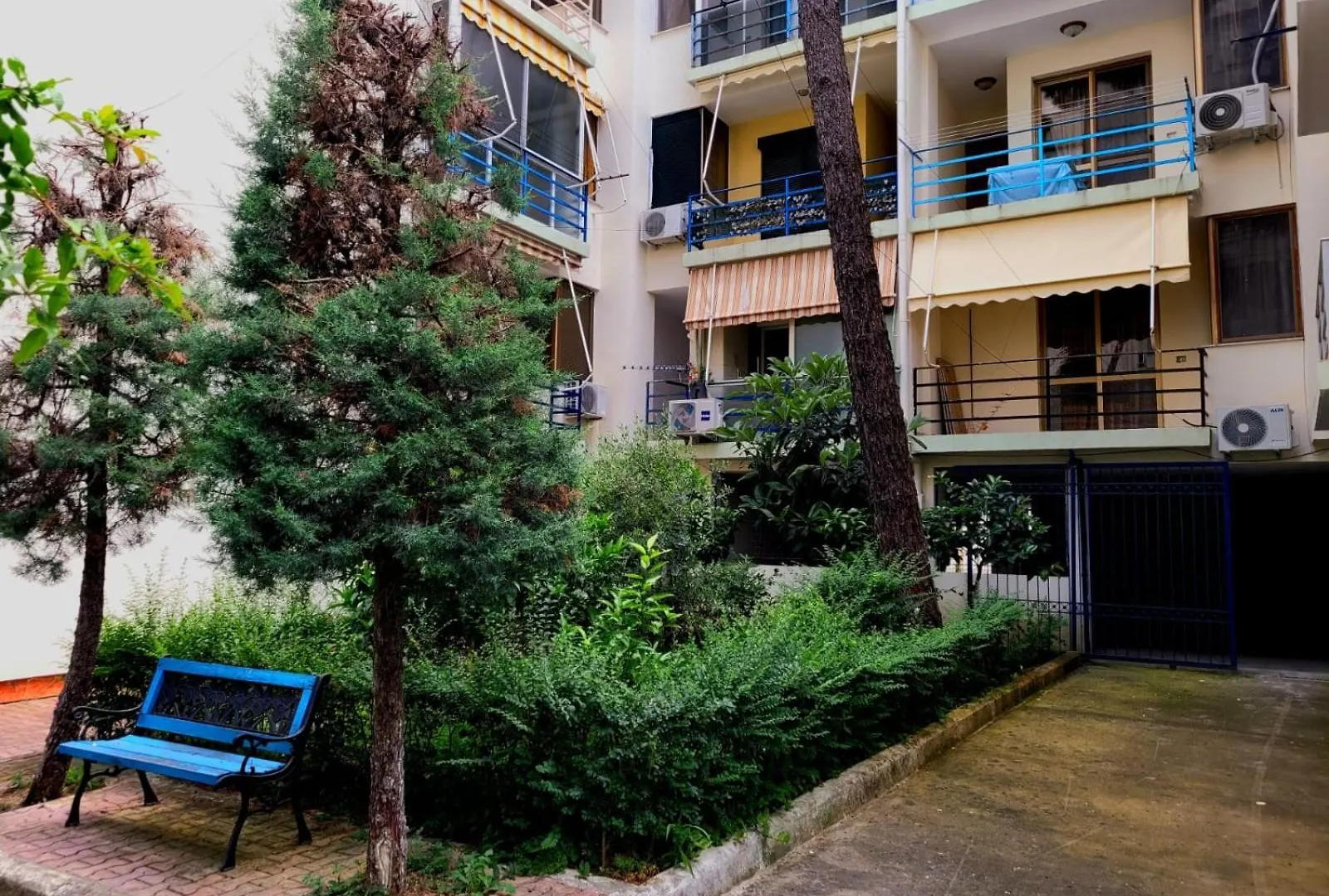 J&A Beachside Apartment Golem